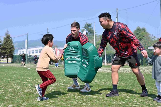 지역 어린이들과 함께 럭비 수업을 하는 일본 럭비 선수들(사진=마쓰다 스카이액티브스 구단)