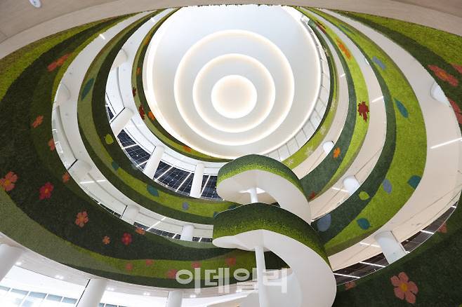 경기도서관 로비에서 바라본 실내. 중정 구조의 도서관은 나선형으로 이어진 공간으로 조성돼 개방감을 선사한다. 벽면에 설치된 스칸디아모스는 천연이끼로 습도조절 및 공기정화 기능을 한다.(사진=경기도)