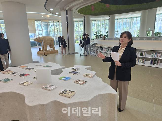 윤명희 경기도서관장이 22일 팸투어에서 경기도서관의 특징을 설명하고 있다.(사진=황영민 기자)