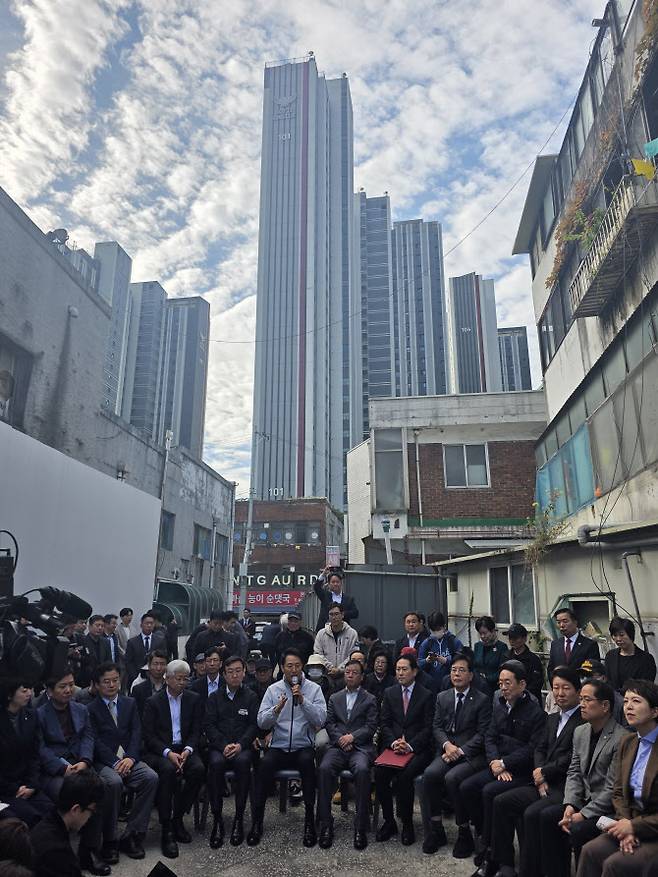 장동혁 대표 등 국민의힘 지도부와 오세훈 서울시장이 24일 서울 노원구 소재 상계5 재정비촉진구역에서 ‘국민의힘-서울특별시 부동산 대책 현장 회의’를 개최했다.(사진 = 이데일리 조용석 기자)