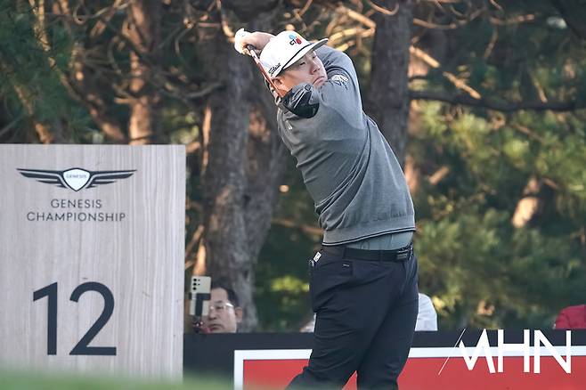 임성재가 24일 열린 제네시스 챔피언십 2라운드에서 샷을 하고 있다.