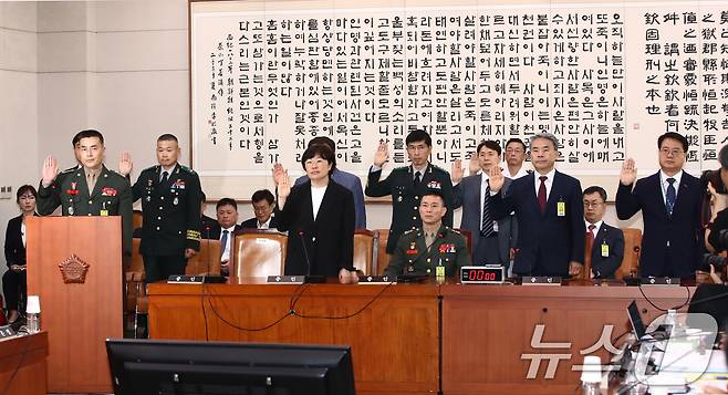 2024년 7월 19일 국회 법제사법위원회에서 열린 '윤석열 대통령 탄핵소추안 발의 요청' 국민동의 청원 관련 1차 청문회에 증인으로 출석한 임성근 전 해병대 1사단장이 선서를 거부한 채 자리에 앉아 있다. 앞줄 왼쪽부터 박정훈 전 해병대수사단장, 유재은 국방부 법무관리관, 임 전 사단장, 이종섭 전 국방부 장관, 최주원 전 경북경찰청장. 2024.7.19/뉴스1 ⓒ News1 이광호 기자