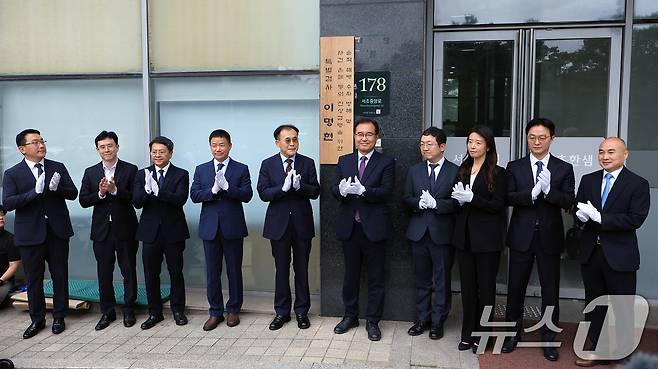 해병대원 순직사건 관련 의혹을 수사하는 순직해병특별검사팀의 이명현 특별검사(오른쪽 다섯번째)와 특검팀 지휘부가 지난 7월 2일 오전 서울 서초구 서초중앙로 특검사무실에서 현판식을 가졌다. 2025.7.2/뉴스1 ⓒ News1 박정호 기자