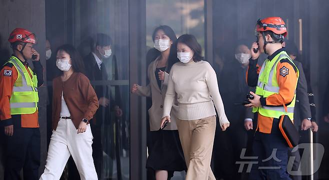 24일 오전 서울 중구 신라호텔에서 열린 '2025 중구 안전한국훈련'에서 투숙객들이 대피 훈련을 하고 있다. 2025.10.24/뉴스1 ⓒ News1 김진환 기자