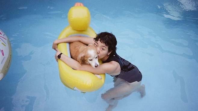 이주영이 반려견 두유와 수영장에서 즐거운 시간을 보내고 있다(이주영 제공). ⓒ 뉴스1