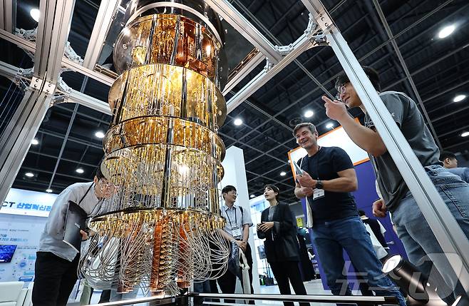 24일 서울 서초구 aT센터에서 열린 '퀀텀코리아 2025'에서 관람객들이 양자컴퓨터 모형을 살펴보고 있다. 2025.6.24/뉴스1 ⓒ News1 김도우 기자