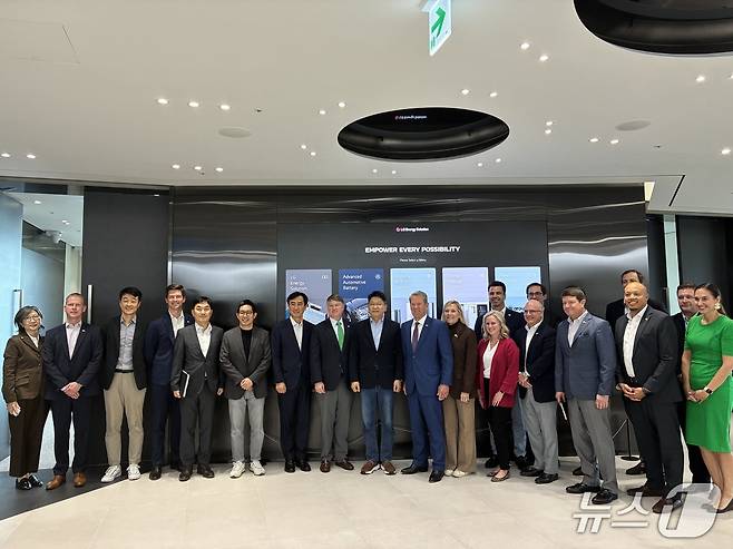 24일 LG에너지솔루션을 방문한 브라이언 켐프 미국 조지아 주지사(켐프 주지사 SNS 사진 캡쳐)