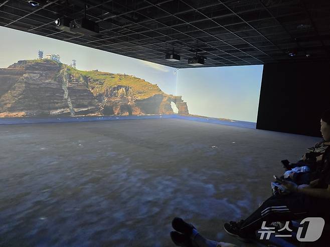 24일 동북아역사재단 독도체험관 재개관식에서 관람객들이 실감 영상을 감상하고 있다. ⓒ 뉴스1 김정한 기자