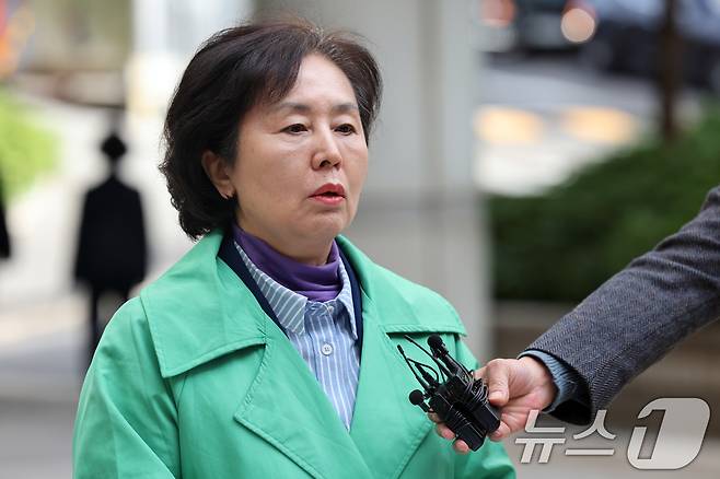 김영선 전 국민의힘 의원이 24일 오전 서울 서초구 서울중앙지방법원에서 열린 김건희 여사의 도이치모터스 주가 조작·통일교 뇌물·공천 개입 등 혐의 4차 공판에 증인으로 출석, 취재진 질문에 답하고 있다. 2025.10.24/뉴스1 ⓒ News1 황기선 기자