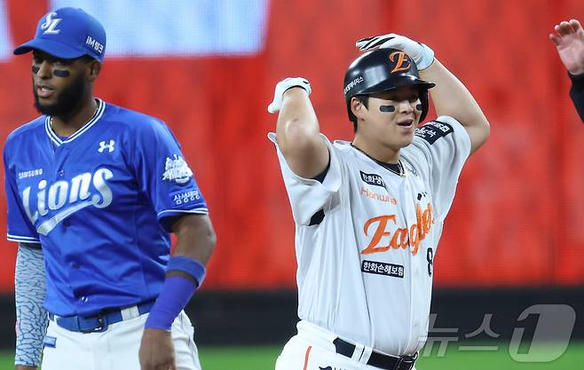 24일 대전 한화생명볼파크 열린 프로야구 2025 신한 SOL뱅크 KBO 플레이오프 5차전 삼성 라이온즈와 한화 이글스의 경기에서 한화 노시환이 1사 2,3루에서 선취 1안타를 치며 환호하고 있다. ⓒ News1 김기남 기자