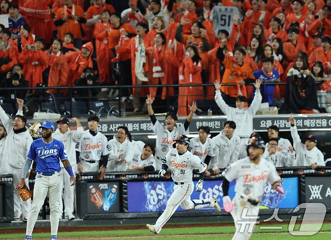 24일 오후 대전 한화생명볼파크에서 열린 프로야구 2025 신한 SOL뱅크 KBO 플레이오프 5차전 삼성 라이온즈와 한화 이글스의 경기, 8회말 1사 1루 상황 한화 문현빈이 2점 혼럼을 치고 1루를 향하고 있다. 2025.10.24/뉴스1 ⓒ News1 김기태 기자