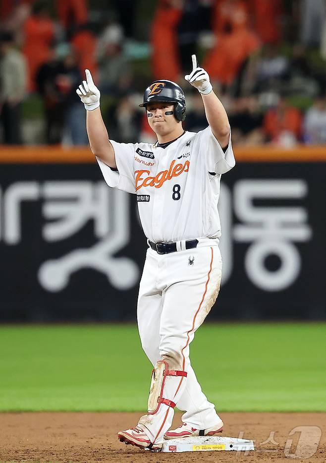 24일 오후 대전 한화생명볼파크에서 열린 프로야구 2025 신한 SOL뱅크 KBO 플레이오프 5차전 삼성 라이온즈와 한화 이글스의 경기, 한화 노시환이 5회말 무사 1루 상황 2루타를 친 뒤 세리머니를 하고 있다. 2025.10.24/뉴스1 ⓒ News1 김진환 기자