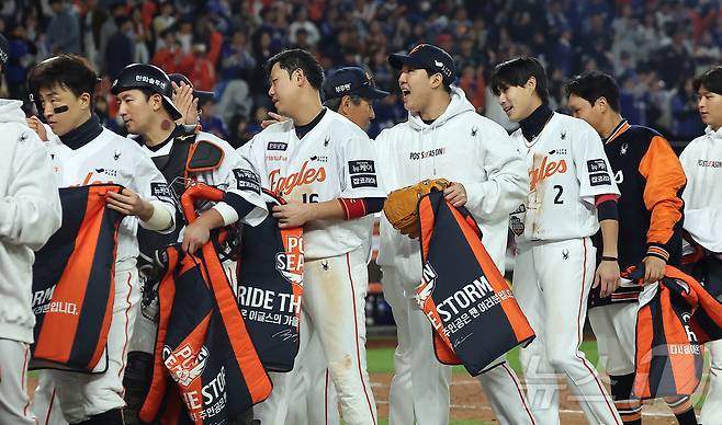 24일 오후 대전 한화생명볼파크에서 열린 프로야구 2025 신한 SOL뱅크 KBO 플레이오프 5차전 삼성 라이온즈와 한화 이글스의 경기, 11대2 대승을 거두며 시리즈 전적 3승 2패로 한국시리즈 진출에 성공한 한화 선수들이 기쁨을 나누고 있다. 2025.10.24/뉴스1 ⓒ News1 김진환 기자
