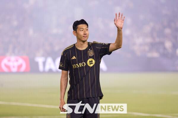 ロサンゼルス（LA）FCのソン・フンミンは14日午前9時30分（韓国時間）、米国カリフォルニア州サンノゼのリーバイス・スタジアムで行われた2025シーズンメジャーリーグサッカー（MLS）ウェスタン・カンファレンス第30回戦サンノゼ・アースクエイクス戦で52秒にゴールを決めた。 /写真=ニューシス(AP通信)