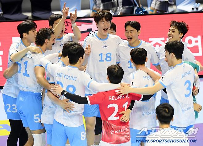 23일 인천 계양체육관에서 열린 V리그 대한항공-한국전력전. 세트스코어 3대1로 승리한 대한항공 선수들이 환호하고 있다. 인천=정재근 기자 cjg@sportschosun.com/2025.10.23/