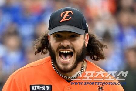 18일 대전한화생명볼파크에서 열린 삼성과 한화의 PO 1차전. 1회초 한화 폰세가 삼성 구자욱을 삼진으로 잡아내며 환호하고 있다. 대전=허상욱 기자wook@sportschosun.com/2025.10.18/