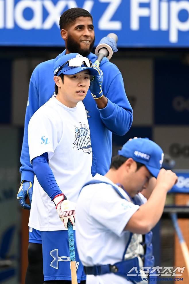 21일 대구 삼성라이온즈파크에서 열린 한화와 삼성의 플레이오프 3차전, 삼성 김지찬과 디아즈가 타격훈련을 하고 있다. 대구=허상욱 기자wook@sportschosun.com/2025.10.21/