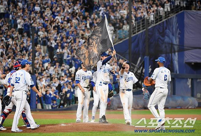 14일 대구 라이온즈파크에서 열린 SSG와 삼성의 준PO 4차전. 삼성이 5대2로 승리하며 시리즈 전적 3승 1패로 플레이오프에 진출했다. 구자욱이 사자깃발을 디아즈에게 건네고 있다. 대구=정재근 기자 cjg@sportschosun.com/2025.10.14/