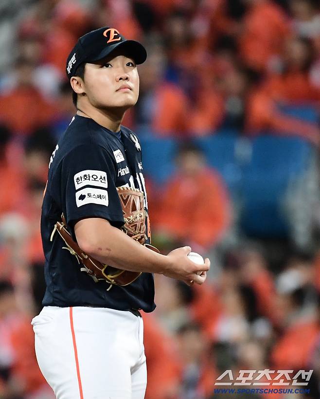 22일 대구 삼성라이온즈파크에서 열린 삼성과 한화의 PO 4차전. 4회말 1사 1루. 교체되고 있는 한화 선발 정우주. 대구=송정헌 기자songs@sportschosun.com/2025.10.22/