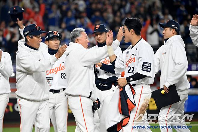 24일 대전 한화생명볼파크에서 열린 PO 5차전 삼성과 한화의 경기, 한화가 11대2로 승리하며 한국시리즈에 진출했다. 경기를 끝낸 후 기쁨을 나누는 김경문 감독과 선수들의 모습. 대전=허상욱 기자wook@sportschosun.com/2025.10.24/