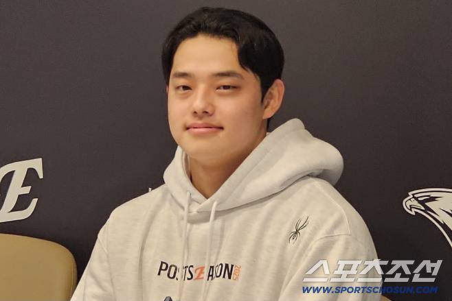 플레이오프 시리즈 MVP 인터뷰에 임한 문동주. 김영록 기자