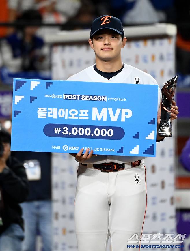 24일 대전 한화생명볼파크에서 열린 PO 5차전 삼성과 한화의 경기, 한화가 11대2로 승리하며 한국시리즈에 진출했다. 플레이오프 MVP 문동주가 트로피와 포즈를 취하고 있다. 대전=허상욱 기자wook@sportschosun.com/2025.10.24/