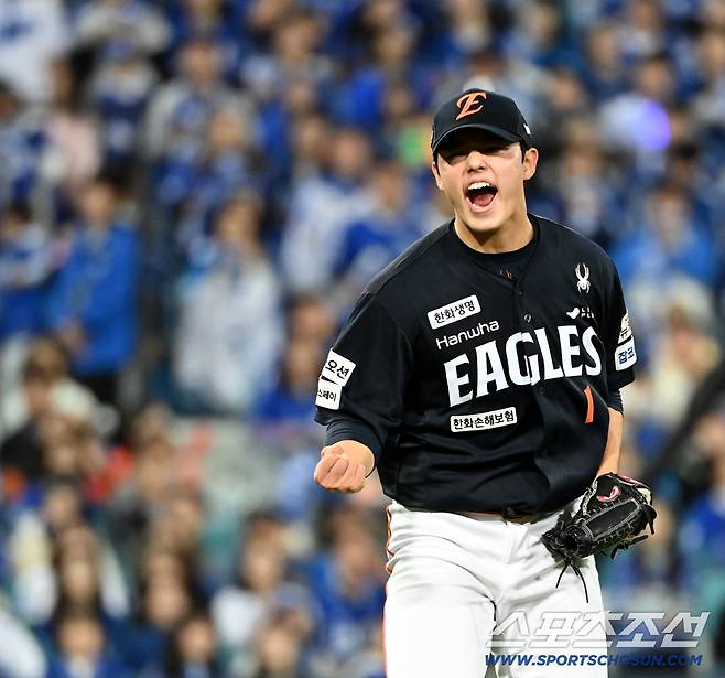 21일 대구 삼성라이온즈파크에서 열린 한화와 삼성의 플레이오프 3차전, 8회말 2사 2루 문동주가 강민호를 스탠딩 삼진으로 잡아내며 환호하고 있다. 대구=허상욱 기자wook@sportschosun.com/2025.10.21/