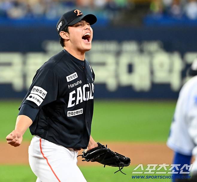 21일 대구 삼성라이온즈파크에서 열린 한화와 삼성의 플레이오프 3차전, 한화가 5대4로 승리했다. 경기를 끝낸 문동주가 환호하고 있다. 대구=허상욱 기자wook@sportschosun.com/2025.10.21/