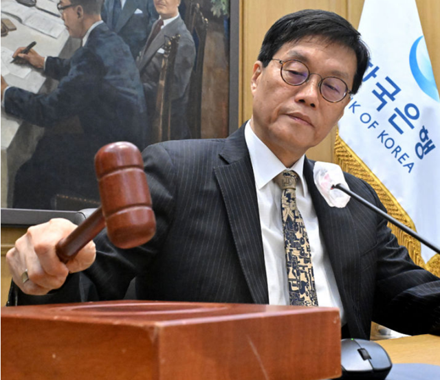 이창용 한국은행 총재가 23일 오전 서울 중구 한국은행 본관에서 열린 금융통화위원회 본회의에서 의사봉을 두드리고 있다. /뉴시스