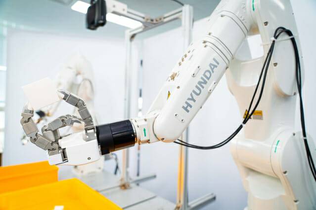 HD현대로보틱스와 테솔로가 구현한 양팔 로봇 솔루션 (사진=HD현대로보틱스·테솔로)