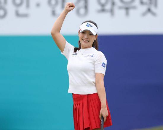이율린이 상상인·한경 와우넷 오픈에서 5차 연장 승부 끝에 우승한 뒤 환호하고 있다. KLPGA 제공