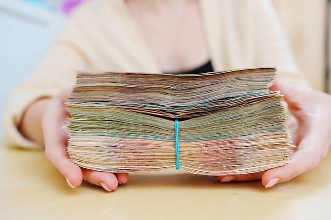 자격을 충족한 국민에게는 1인당 1만대만달러가 지급된다. 대상자는 대만인뿐만 아니라 영주권자, 대만인의 외국인 배우자, 영구거류증을 취득한 외국인 등이 포함된다. 또 내년 4월 내 태어나는 신생아도 받을 수 있다. 게티이미지