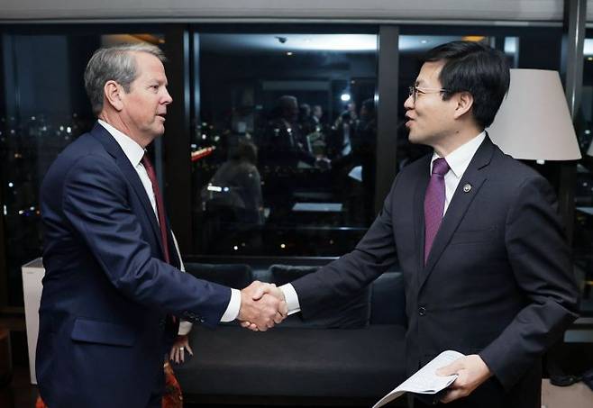 여한구 산업통상부 통상교섭본부장이 23일 서울 용산구 그랜드하얏트호텔에서 브라이언 캠프 미국 조지아주 주지사와 면담, 악수하고 있다. 연합뉴스