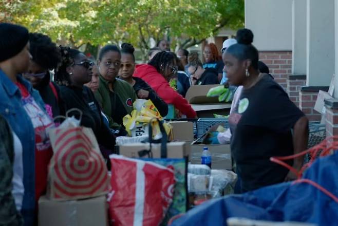 10월 21일(현지 시각) 미국 워싱턴 D.C. 지역 푸드뱅크에 줄이 늘어서 있다. / CNN