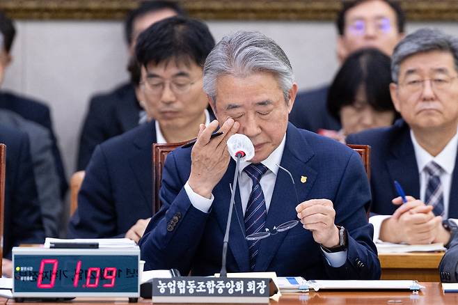 강호동 농협중앙회장이 24일 서울 여의도 국회에서 열린 농림축산식품해양수산위원회 농업협동조합중앙회 등에 대한 국정감사에 출석해 눈가를 만지고 있다. /뉴스1