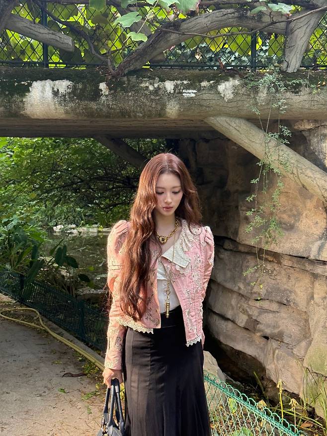 끌로에 룩을 소화한 미야오 안나. 인스타그램 @meovv