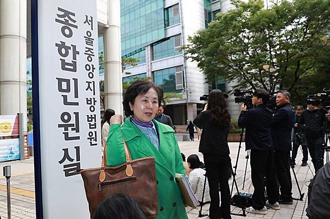 김영선 전 국민의힘 의원이 24일 서울 서초구 서울중앙지법에서 열린 김건희 여사의 자본시장법 위반 등 혐의 사건 속행 공판에 증인으로 출석하고 있다.