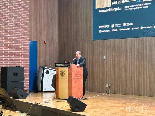 마사오미 난가쿠 도쿄대 의과대학장이 24일 열린 ‘ATS 2025 아시아 원격의료학회 콘퍼런스’에서 주제발표를 진행하고 있다. ⓒ데일리안 김효경 기자