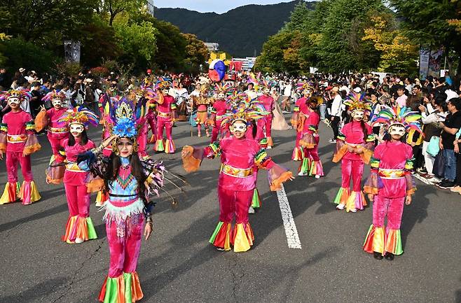 지난해 10월 13일 경남 창원시 용지문화공원 일원에서 열린 ‘2024 문화 다양성 축제 MAMF(맘프)’에서 참가자들이 행진하고 있다. 경남도 제공