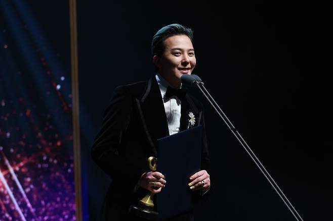 그룹 빅뱅의 지드래곤이 23일 오후 서울 중구 국립극장 해오름극장에서 열린 ‘2025 대한민국 대중문화예술상 시상식’에서 옥관문화훈장을 받고 수상소감을 밝히고 있다. / 사진=한국콘텐츠진흥원 / News1