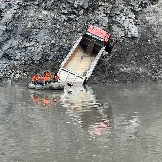 충남 보령시 채석장에서 물웅덩이에 빠져 실종된 덤프트럭 운전자가 사고 닷새 만에 숨진 채 발견됐다. 구조 당국은 13만t의 물을 퍼내 트럭과 시신을 인양했다. (보령소방서) 뉴스1