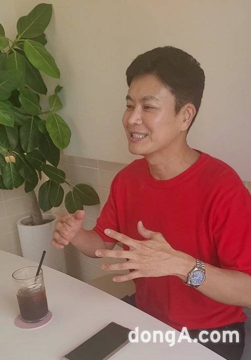개그맨 정철규 씨가 서울 구로구의 한 카페에서 기자와 인터뷰하고 있다.
