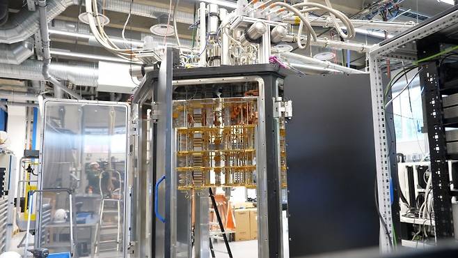 지난달 핀란드 헬싱키의 냉각기 제조기업 블루포스의 생산시설에서 다양한 크기의 양자컴퓨터용 냉각기가 제작되고 있다. 사진은 1000큐비트 이상급 초전도 양자컴퓨터 냉각기인 '키데(KIDE)'가 만들어지는 모습. 전성훈 동아사이언스 PD·pabiano95@donga.com