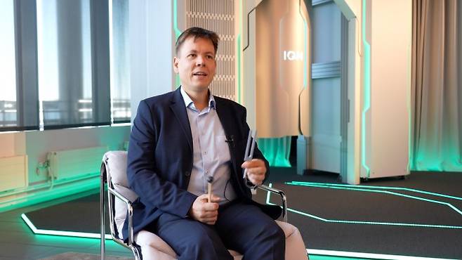 유하 바르티아이넨 IQM 최고글로벌담당자(CGAO)가 소리굽쇠를 꺼내 초전도체 회로 방식 양자컴퓨터의 원리를 설명하고 있다. 전성훈 동아사이언스 PD·pabiano95@donga.com