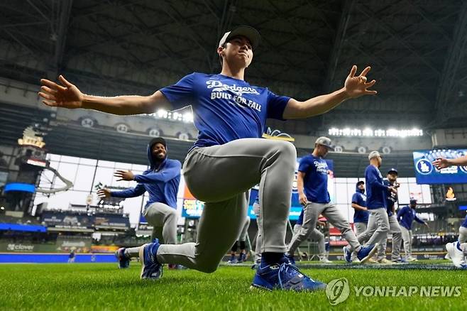 몸을 풀고 있는 김혜성.연합뉴스