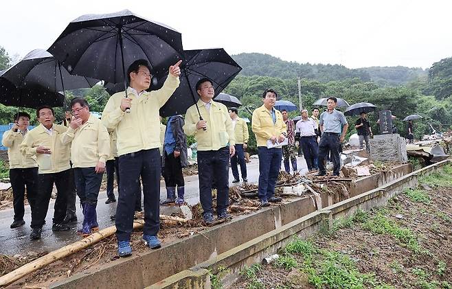 이재명 대통령이 21일 집중호우로 산사태가 발생한 경남 산청군 산청읍 부리마을에서 피해 현황을 살피고 있다. 2025.7.21(저작권자(c) 연합뉴스, 무단 전재-재배포 금지)