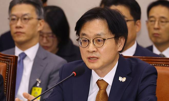 김정관 산업통상부 장관이 24일 국회에서 열린 국정감사에 출석해 의원의 질의에 답하고 있다. 윤운식 선임기자 yws@hani.co.kr