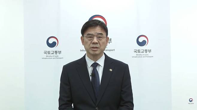 ‘갭투자’ 논란에 휩싸인 이상경 국토교통부 1차관이 2025년 10월23일 국토부 유튜브 계정을 통해 대국민 사과문을 발표하고 있다. 연합뉴스
