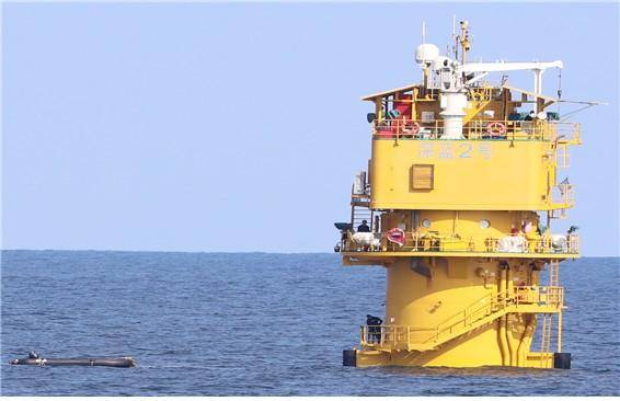 서해 한중 잠정조치수역에 설치된 중국 구조물. 22일 해양경찰청 국정감사에서 이병진 민주당 의원은 이 사진에서 인력이 처음 식별됐다고 주장하며, 양식장 구조물이라는 중국 측 주장과 달리 군사 목적으로 활용될 소지가 있다고 강조했다. 연합뉴스