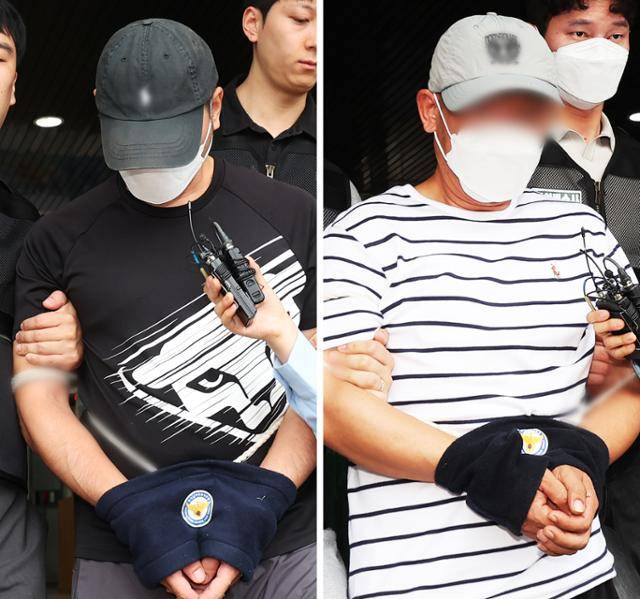 KT 무단 소액결제 사건 피의자인 중국 국적 남성 두 명이 지난달 18일 구속 전 피의자 심문을 위해 경기 수원영통경찰서 유치장에서 수원지법으로 압송되고 있다. 연합뉴스